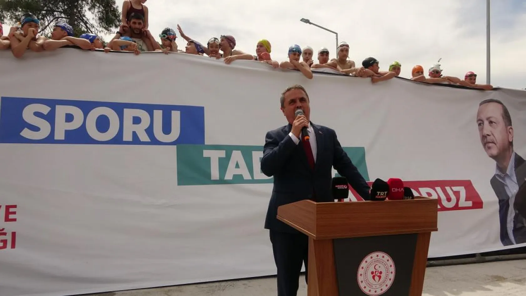 Bakan Aşkın'dan Marmarisli genç yüzücülere 19 Mayıs hediyesi