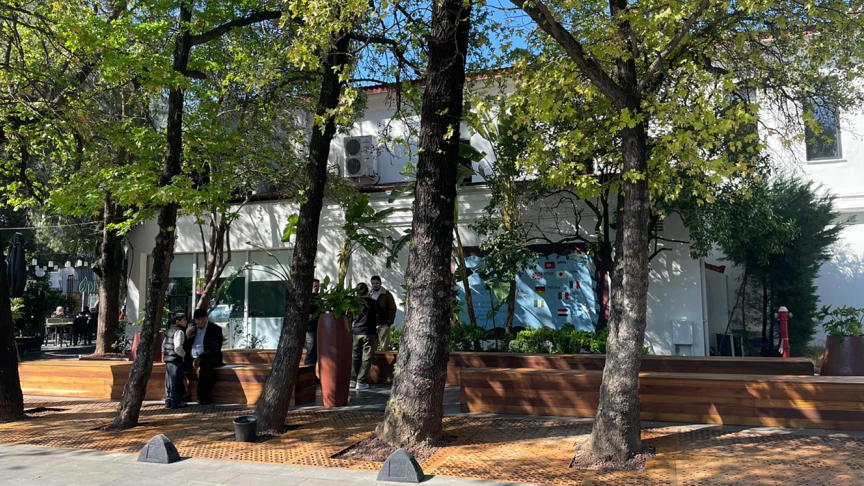 Kent estetiğine yeni dokunuş: Fethiye Belediyesi önünde peyzaj çalışması tamamlandı