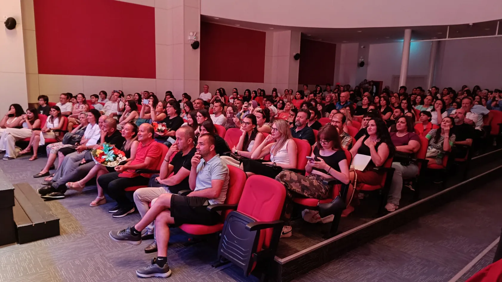 'Keşanlı Ali Destanı' Fethiye Kültür Merkezi'nde sahnelendi