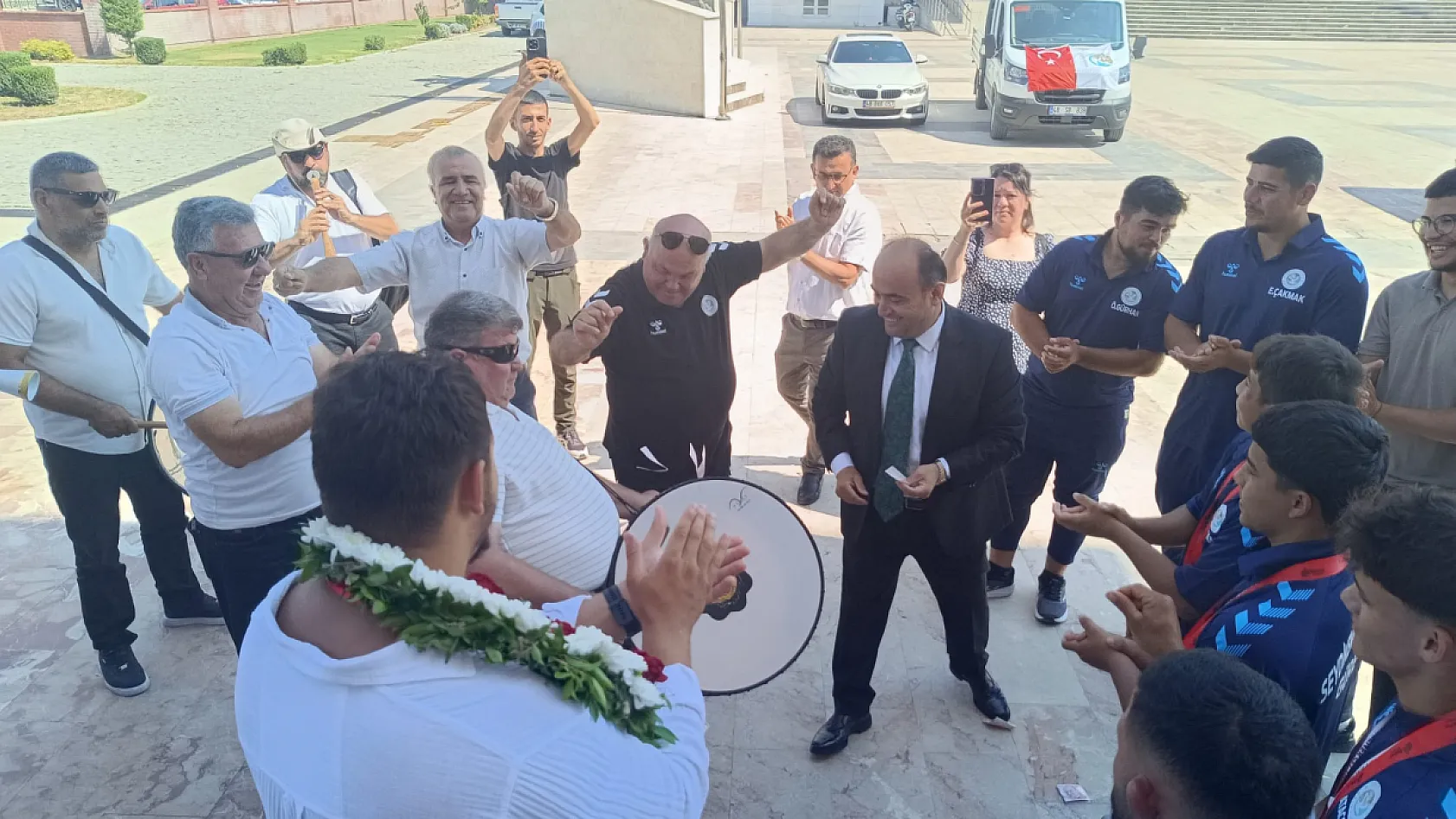 Kırkpınar kahramanlarına Seydikemer'de coşkulu karşılama