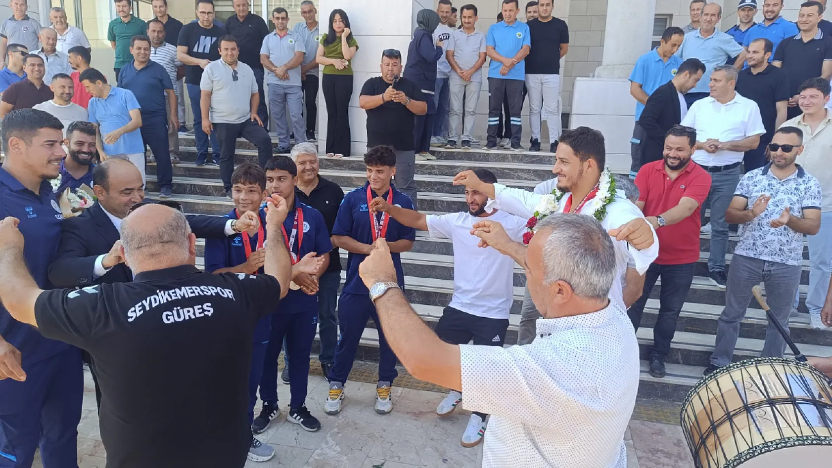 Kırkpınar kahramanlarına Seydikemer'de coşkulu karşılama