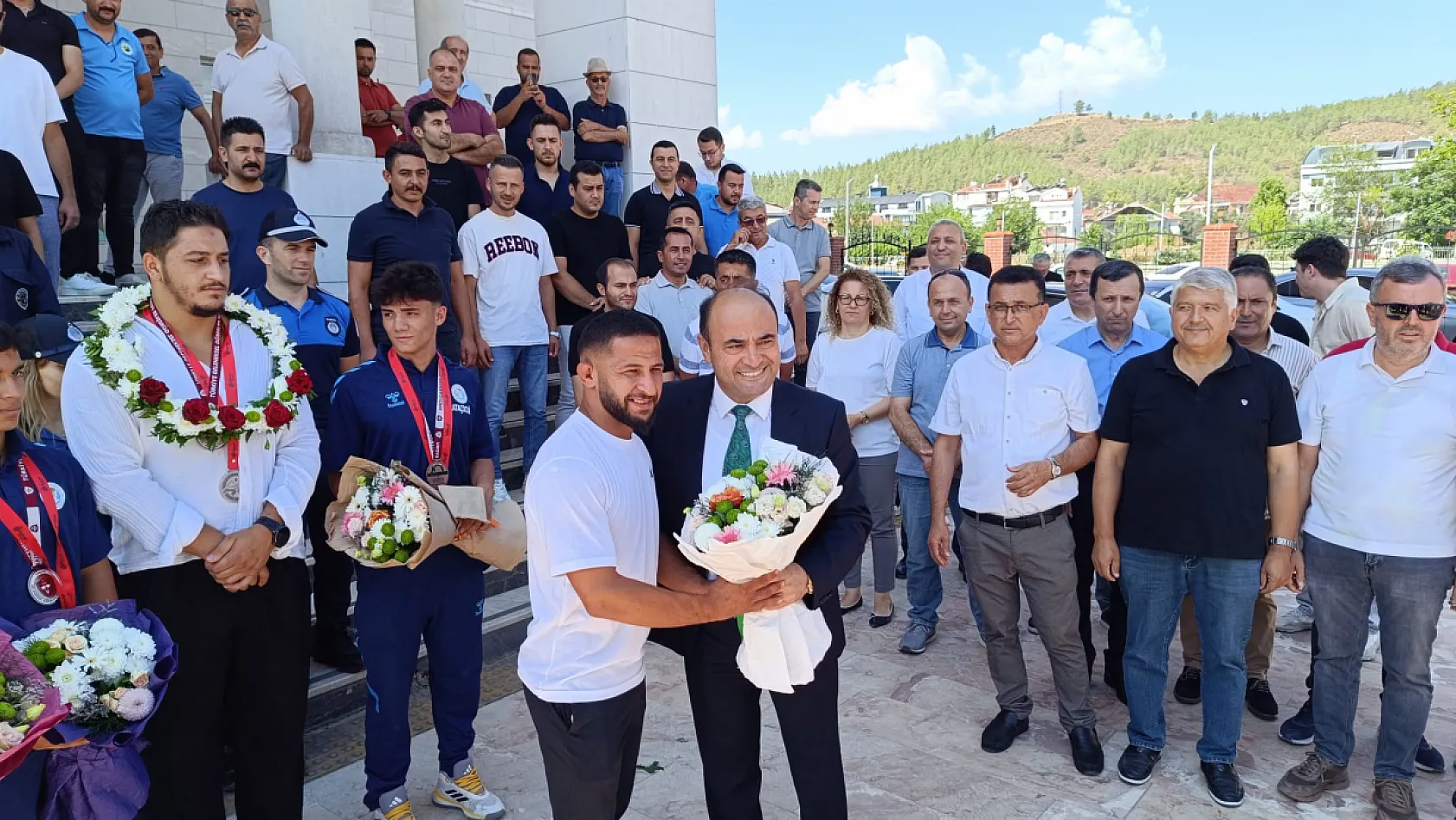 Kırkpınar kahramanlarına Seydikemer'de coşkulu karşılama