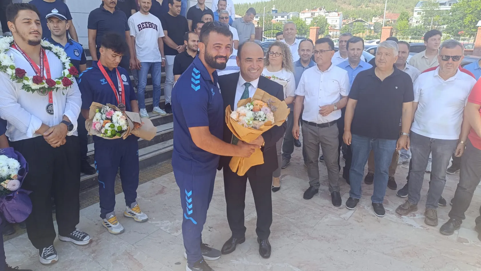 Kırkpınar kahramanlarına Seydikemer'de coşkulu karşılama