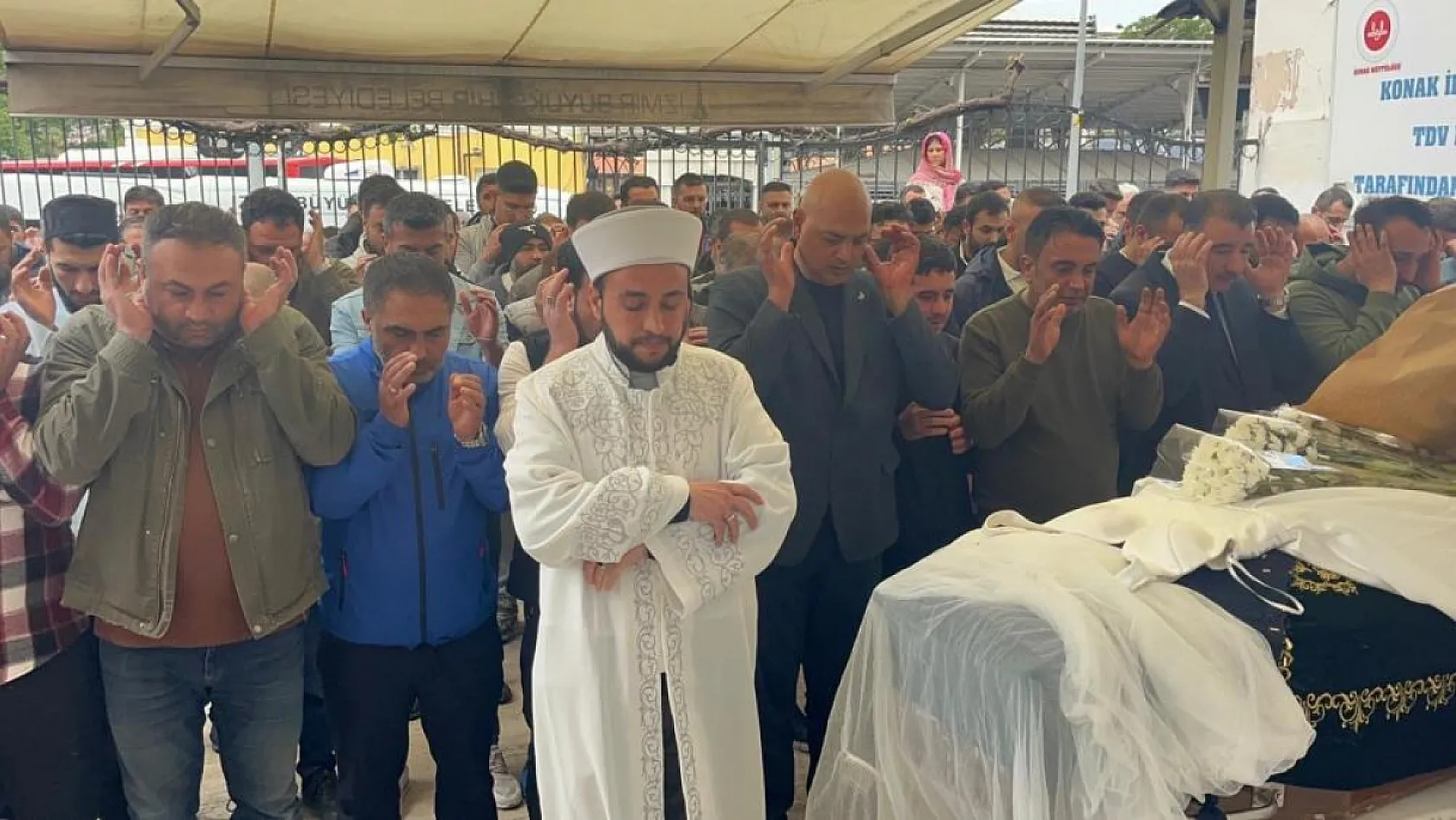 Kızını ameliyat masasında kaybeden babanın tabuttaki evladına son bakışı