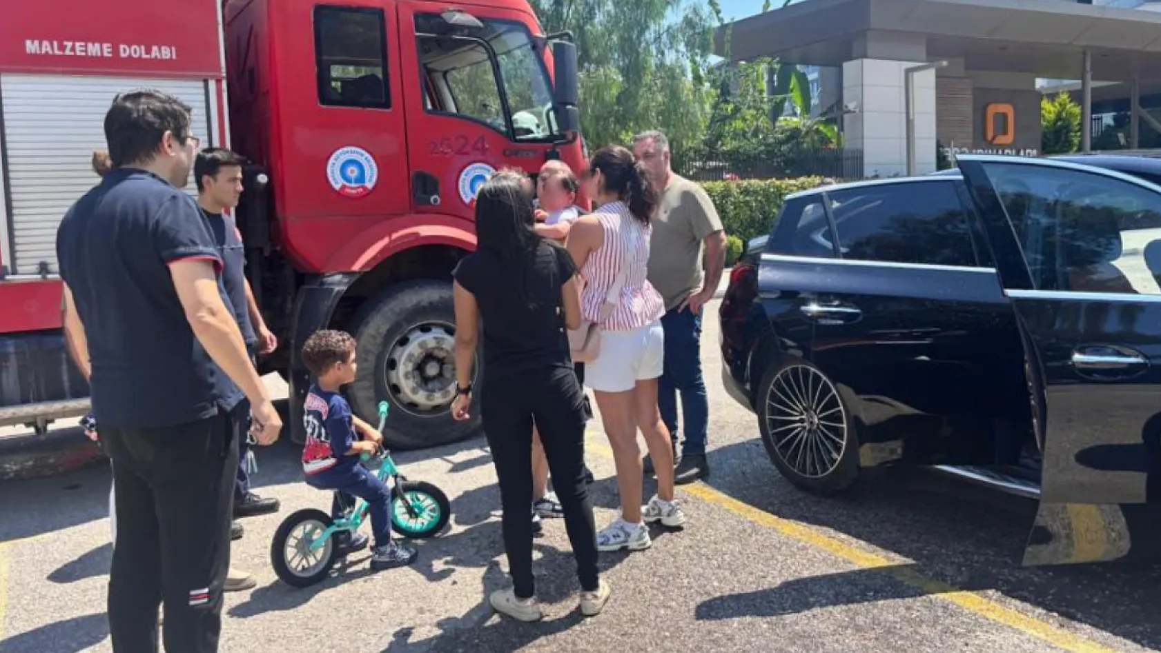 Çocuğu araç içerisinde kilitli kaldı, gözyaşlarına boğulan kadının yardımına itfaiye ekipleri yetişti