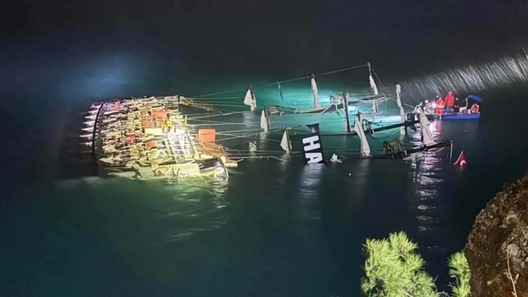 Fethiye'de tur teknesi sulara gömüldü, bir kişi hayatını kaybetti