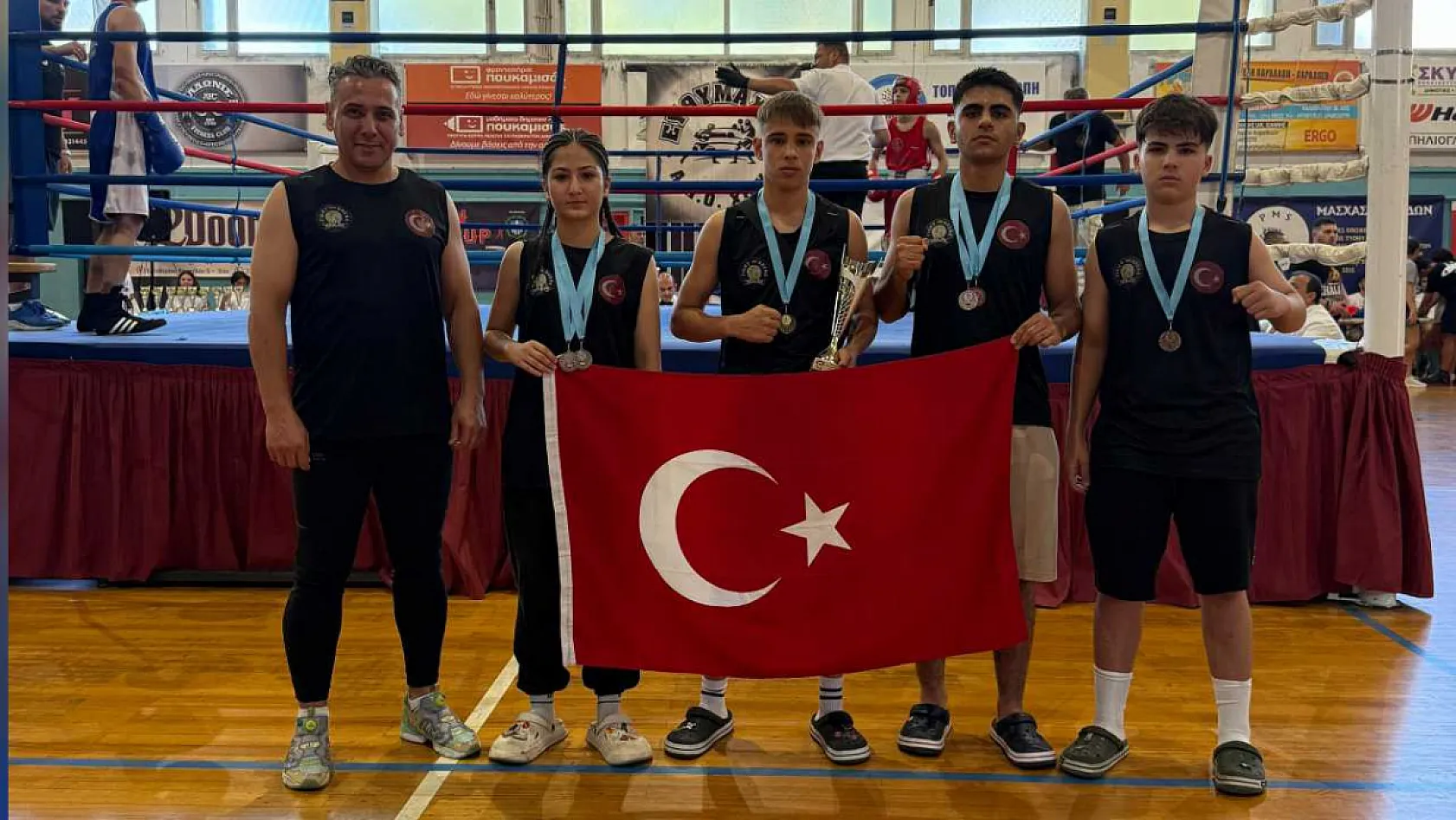 Arslan Fight Arena Sporcuları Yunanistan'dan Madalyalarla Döndü