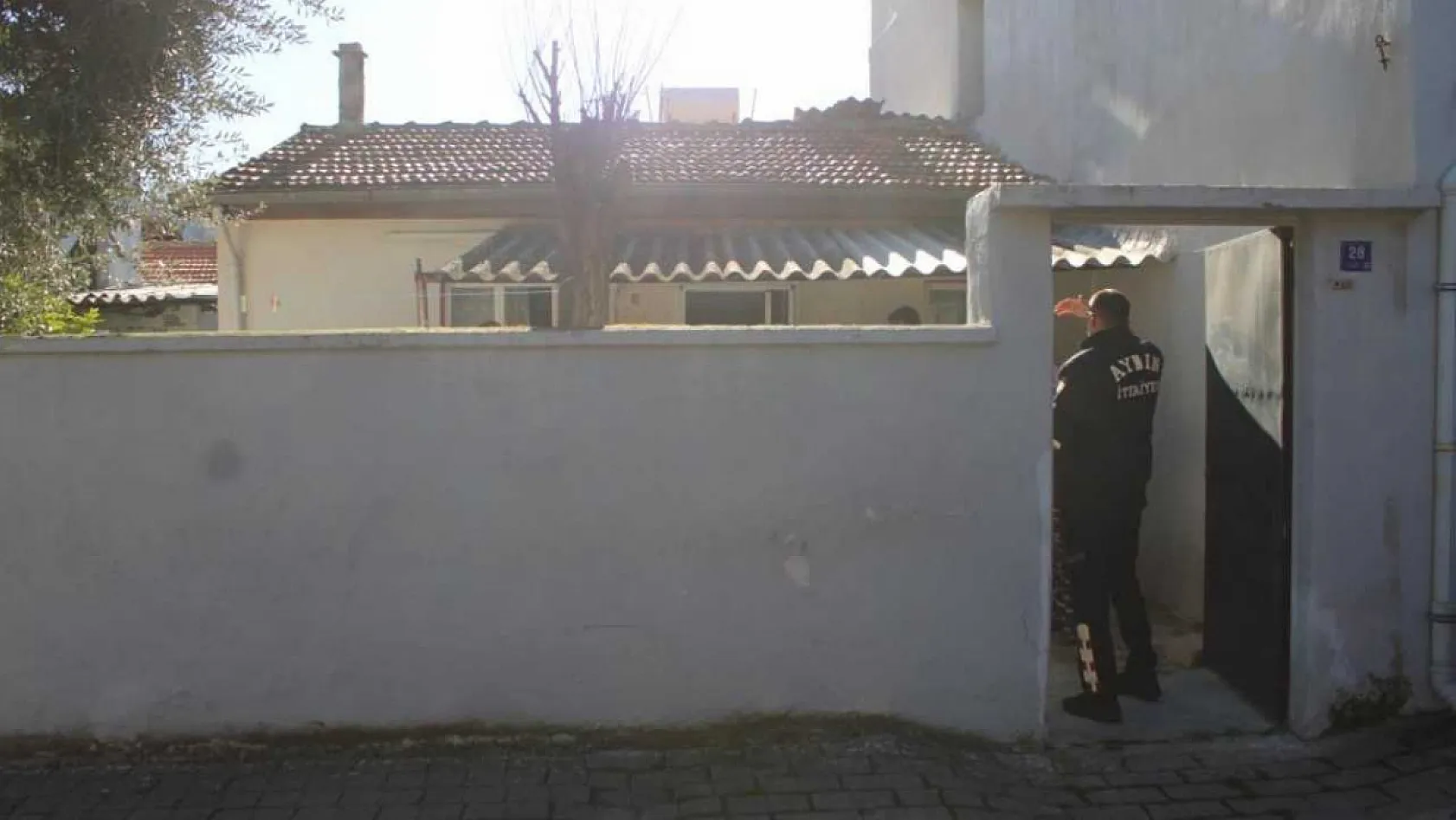 Uyurken kulağına pamuk tıkayınca, ekipler kapıya dayandı
