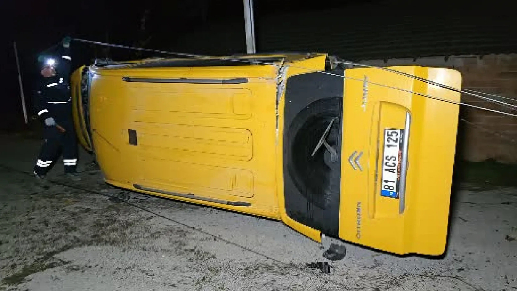 Kontrolden çıkan araç elektrik direğine çarpıp devrildi: 3 yaralı