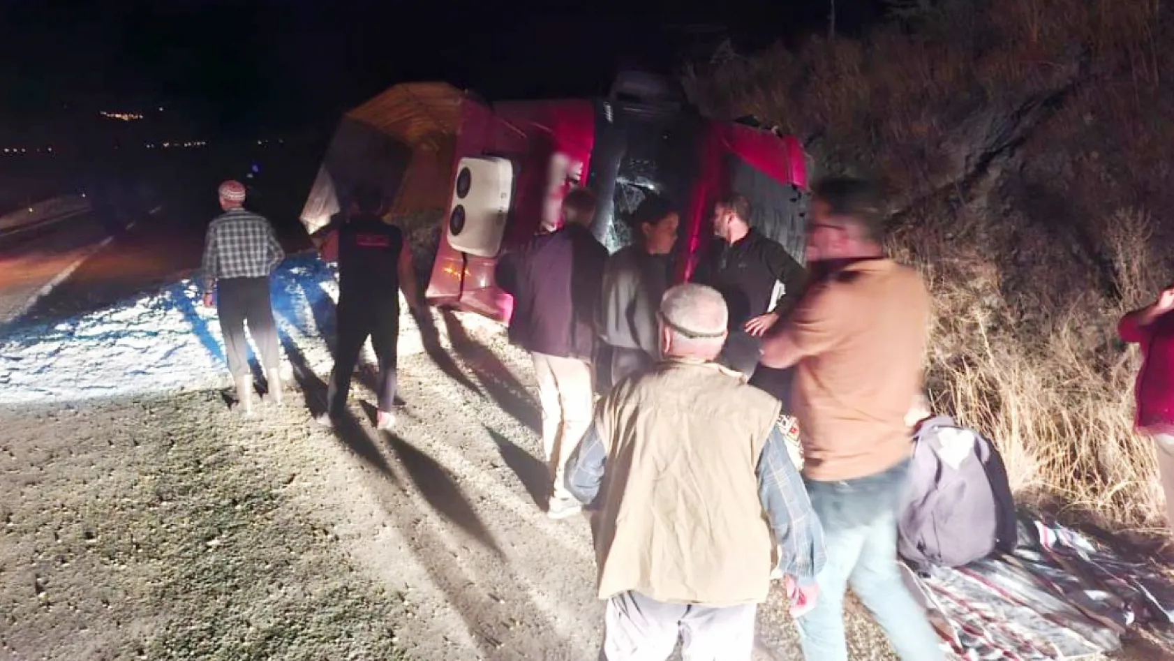 Kontrolden çıkan kum yüklü tır devrildi: 1 yaralı