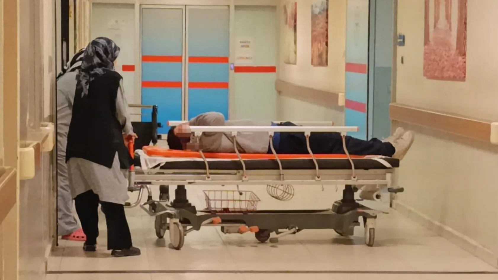 Kontrolden çıkan otomobil reklam panosuna çarptı: 1 ölü, 2 yaralı