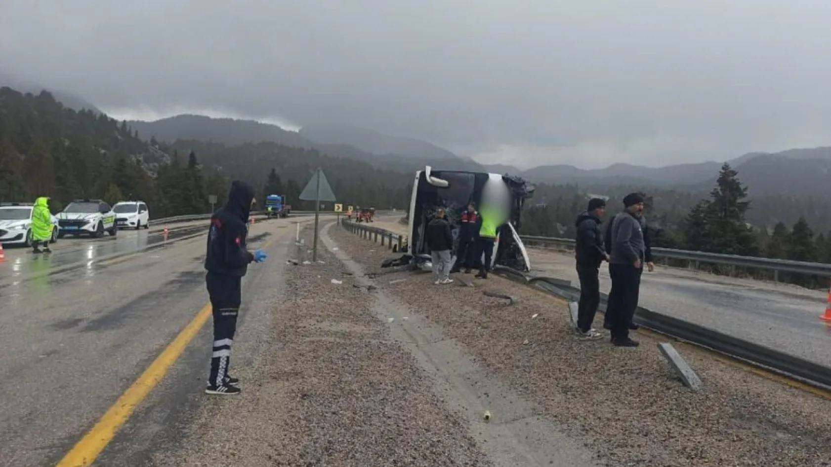 Konya'da yolcu otobüsü devrildi: 15 yaralı