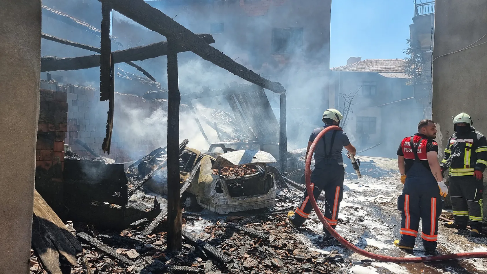 Korkutan yangın: 3 ev hasar gördü, 2 araç küle döndü