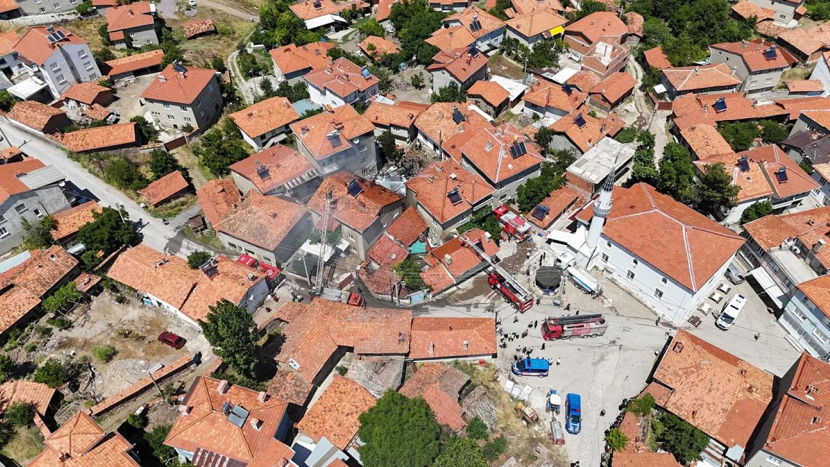 Korkutan yangın: 3 ev hasar gördü, 2 araç küle döndü