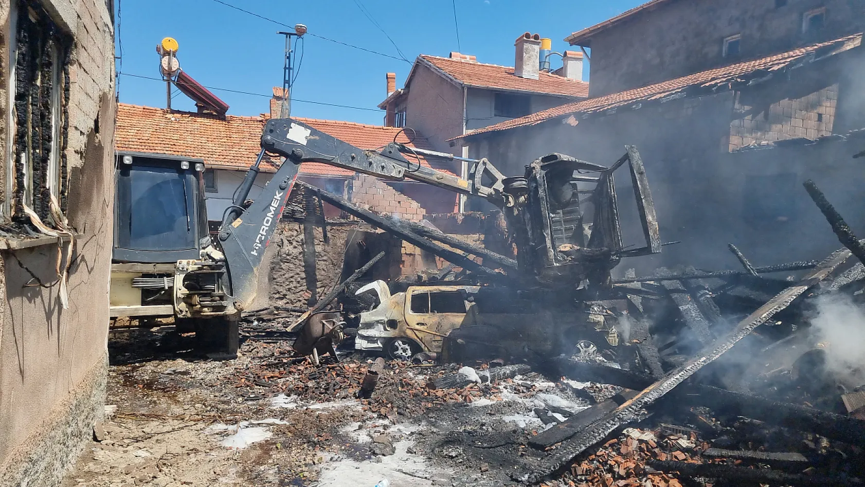 Korkutan yangın: 3 ev hasar gördü, 2 araç küle döndü