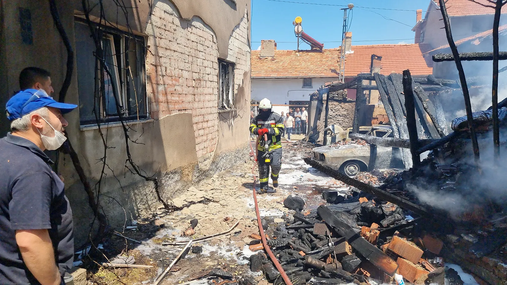 Korkutan yangın: 3 ev hasar gördü, 2 araç küle döndü