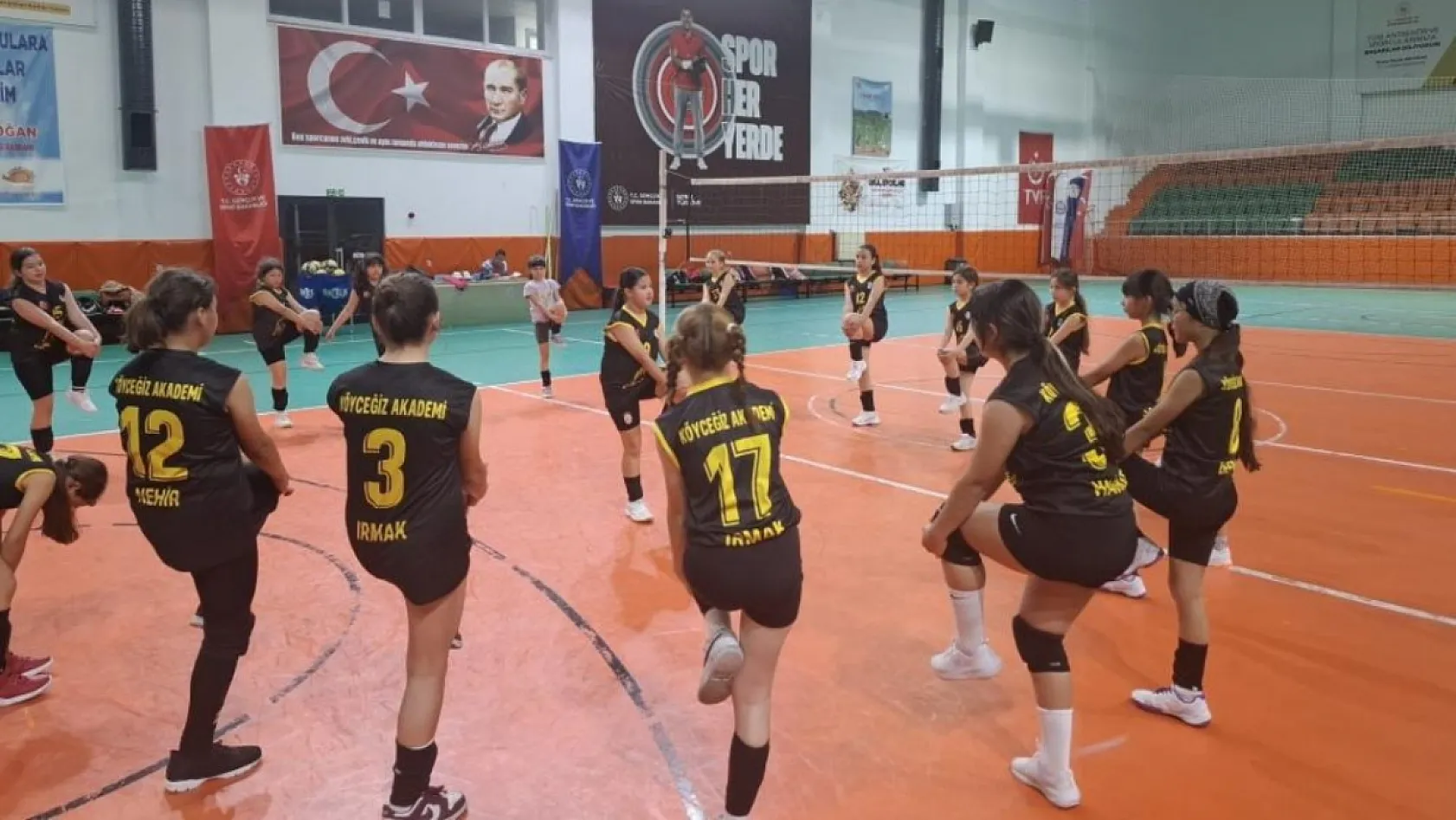 Köyceğiz voleybol takımında minik kaptanlar yetişiyor