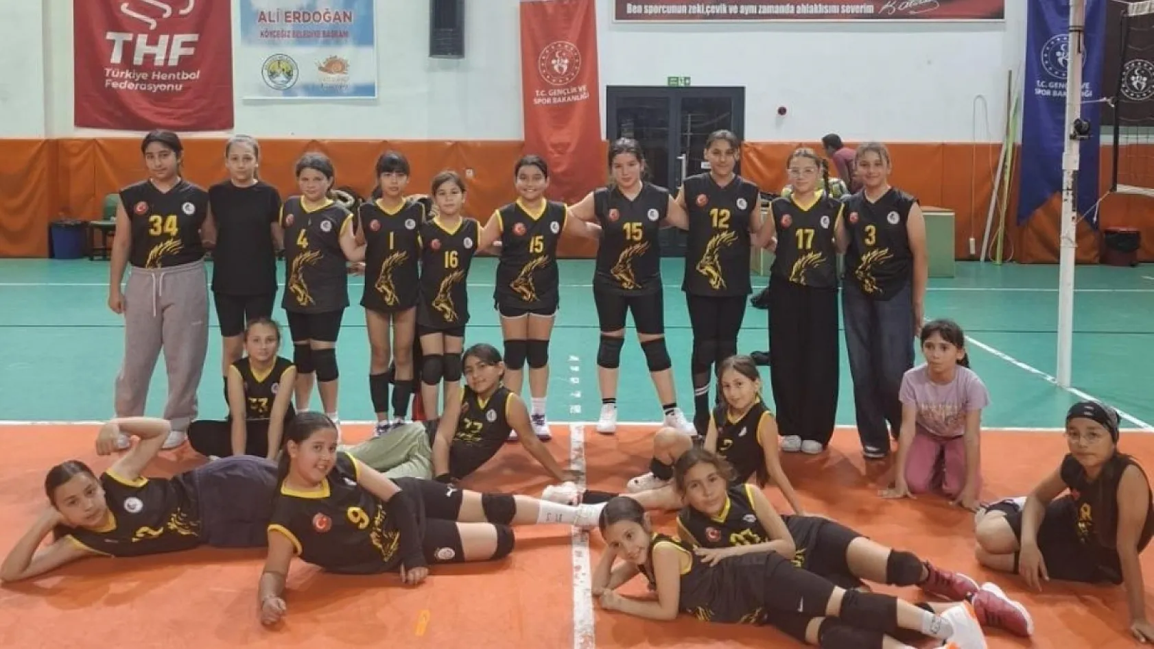 Köyceğiz voleybol takımında minik kaptanlar yetişiyor