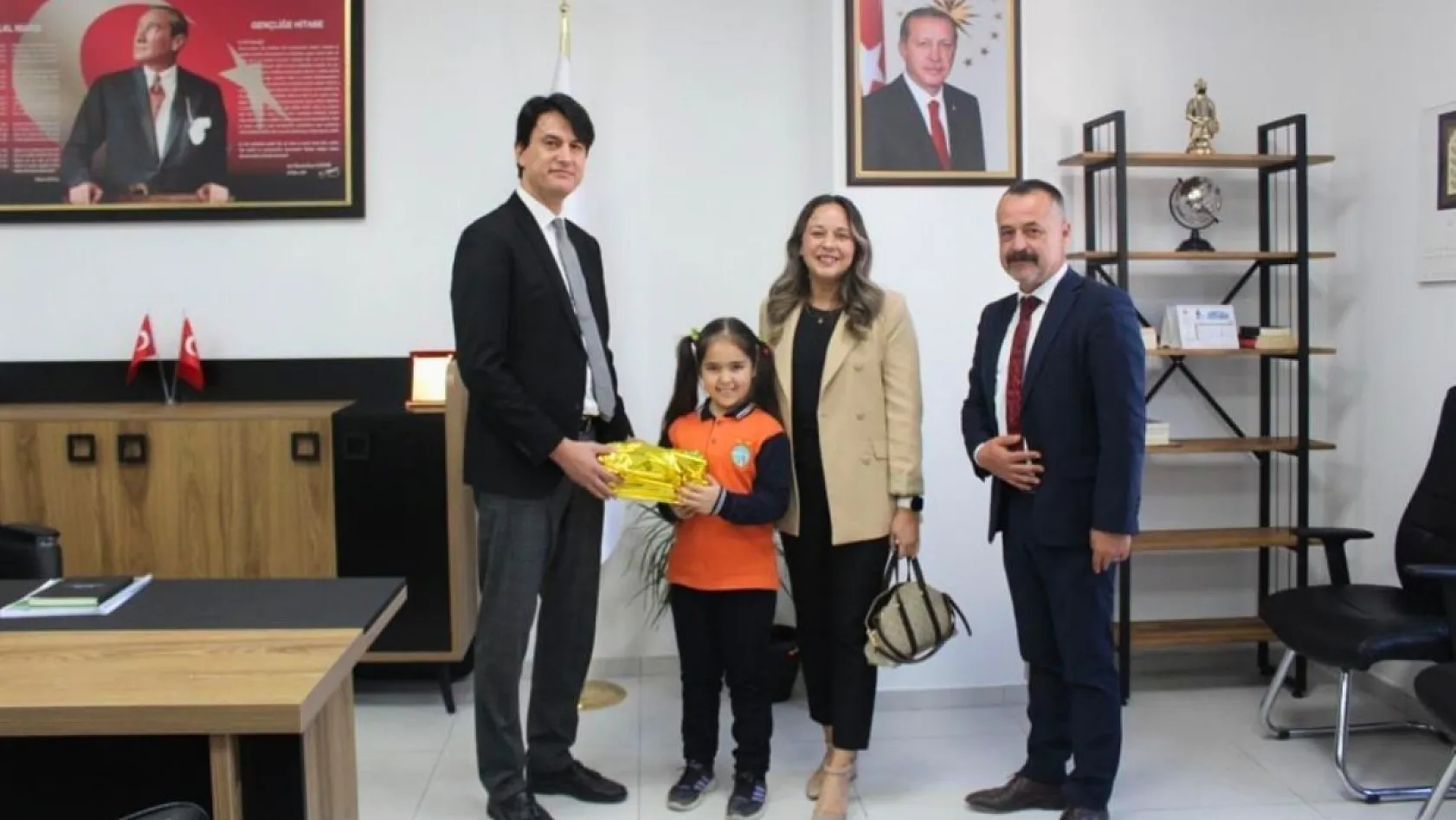 Köyceğiz'de İstiklal Marşı'nı okuma yarışmasında 1'inci olan öğrenci ödüllendirildi