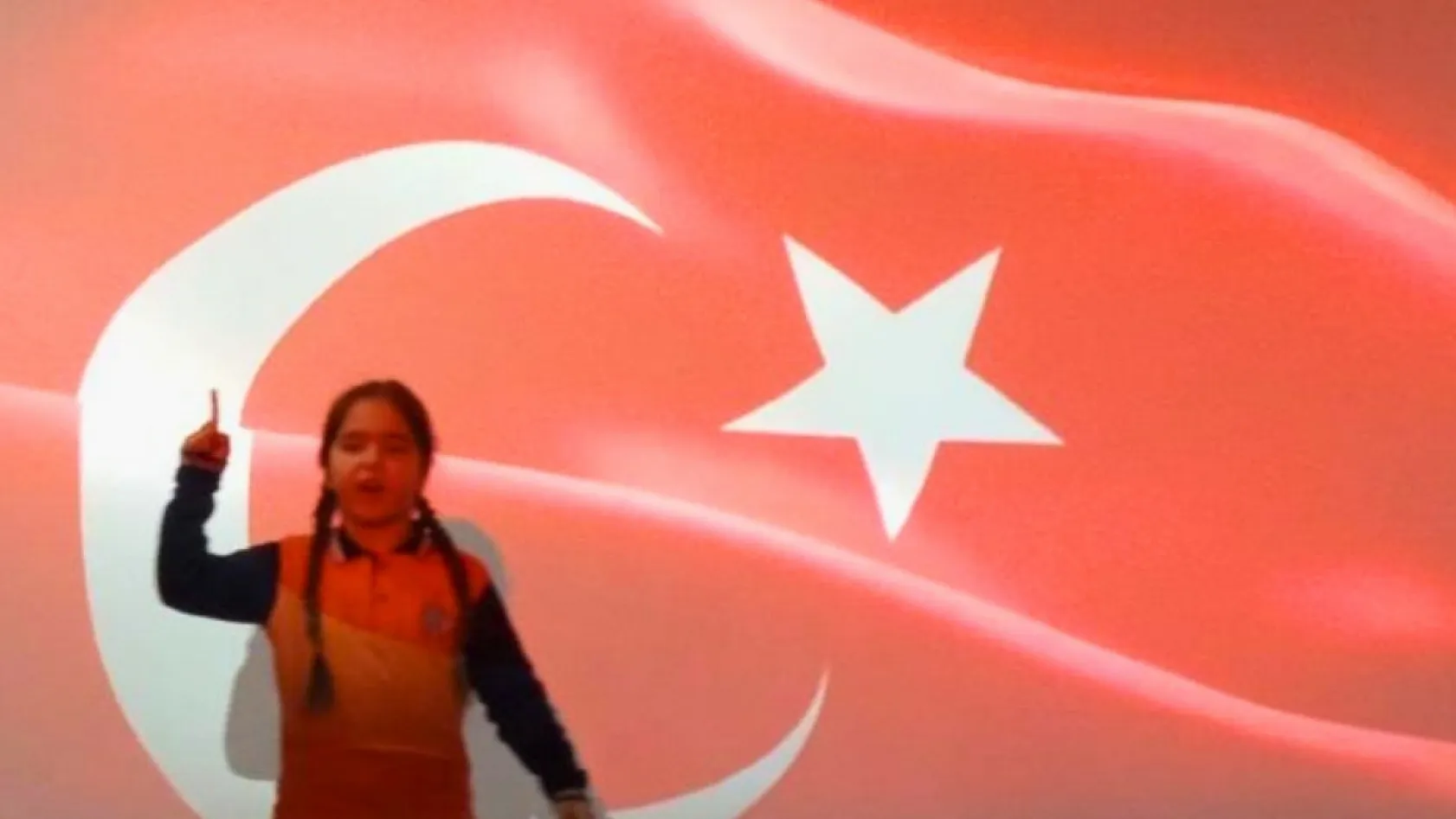 Köyceğiz'de İstiklal Marşı'nı okuma yarışmasında 1'inci olan öğrenci ödüllendirildi
