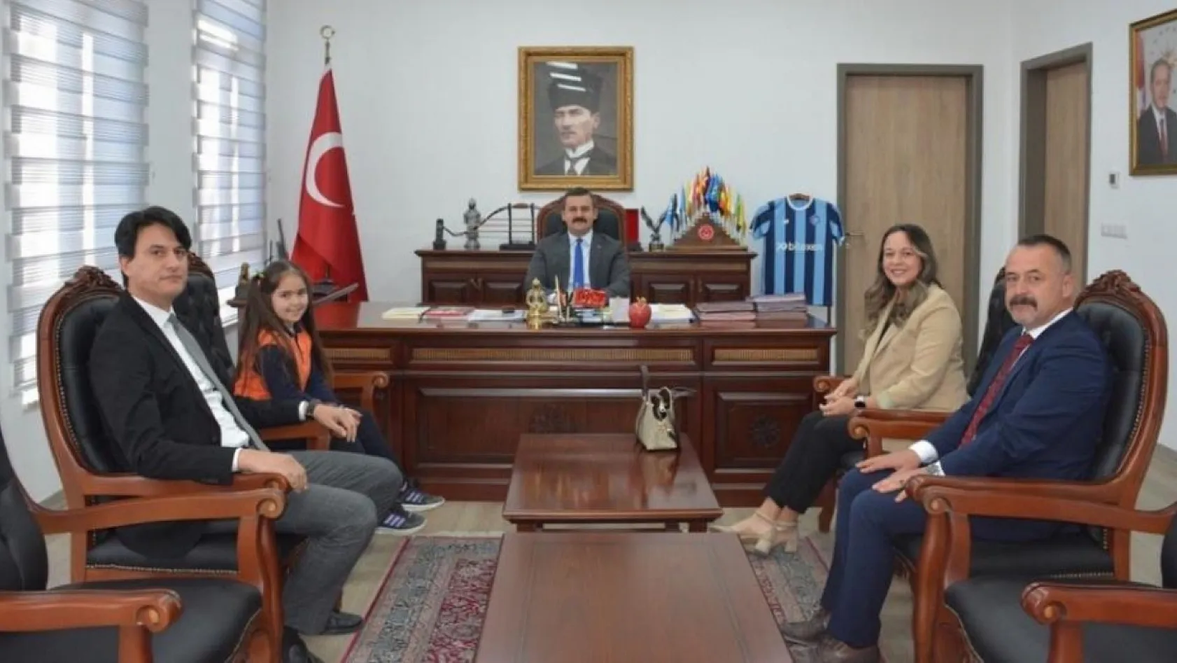 Köyceğiz'de İstiklal Marşı'nı okuma yarışmasında 1'inci olan öğrenci ödüllendirildi