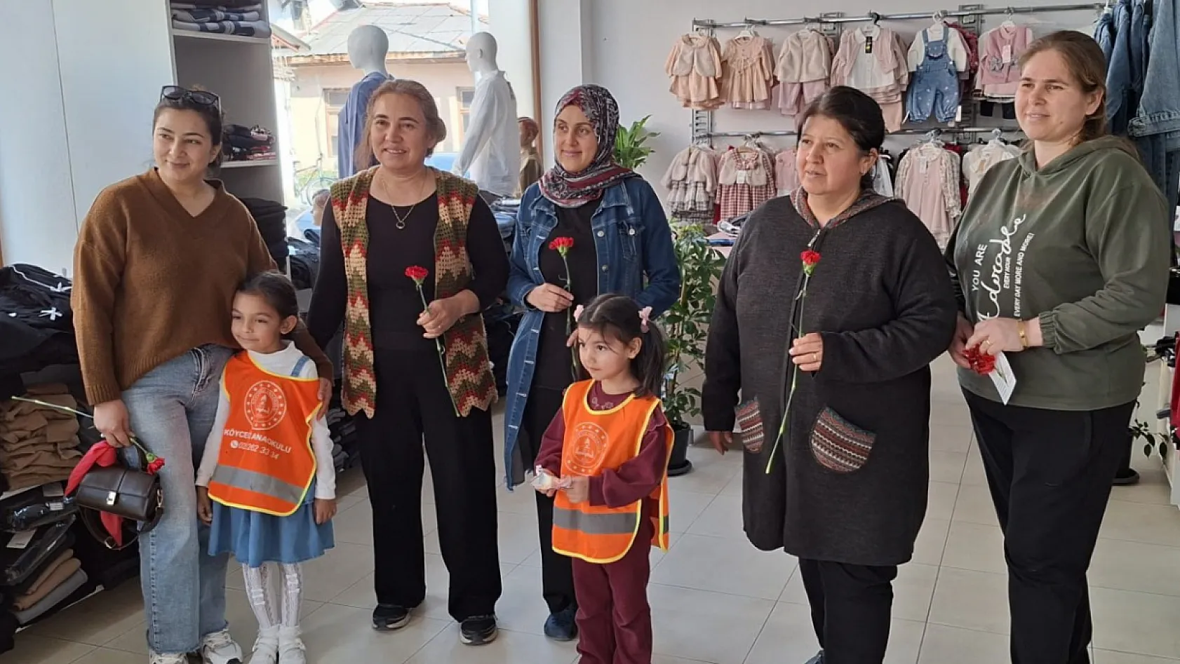 Köyceğiz'de minik öğrencilerden kadınlara anlamlı jest