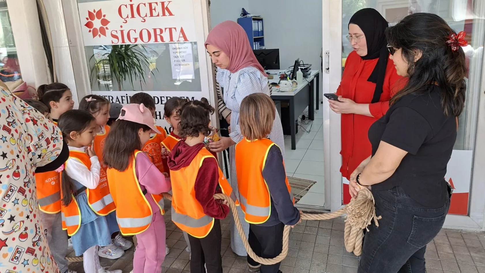 Köyceğiz'de minik öğrencilerden kadınlara anlamlı jest