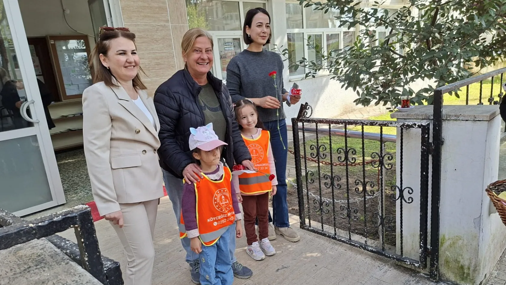 Köyceğiz'de minik öğrencilerden kadınlara anlamlı jest