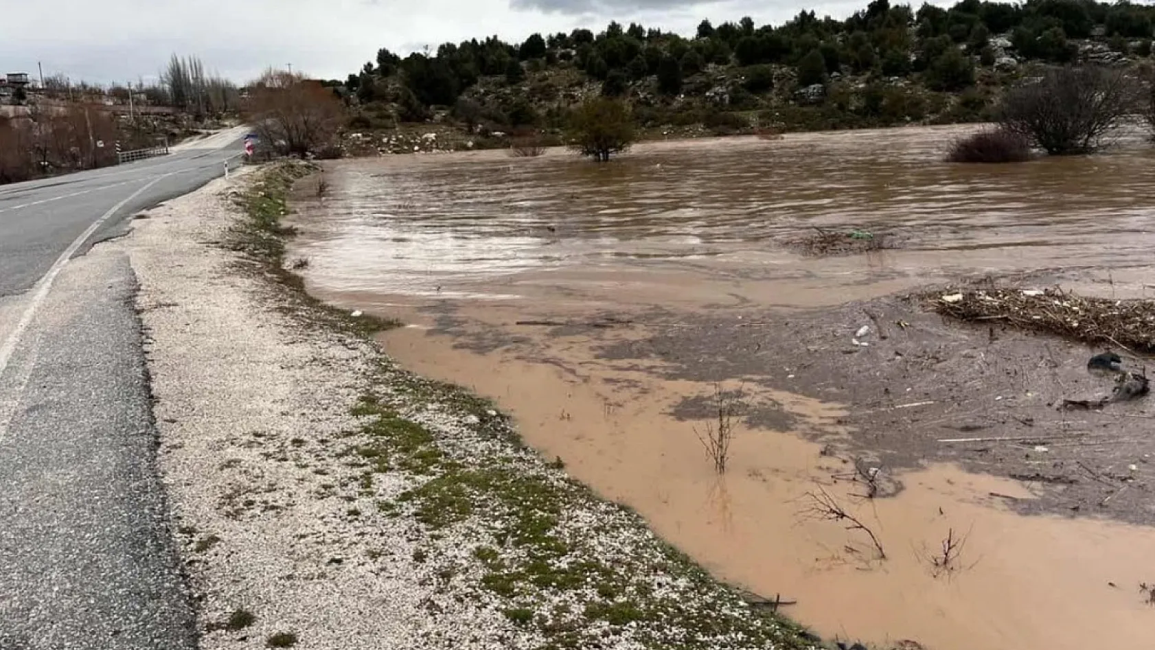 Seydikemer Seki Barajı'nda su seviyesi yükseldi: Urluca Köprüsü ve Patlangıç Yayla Yolu sular altında