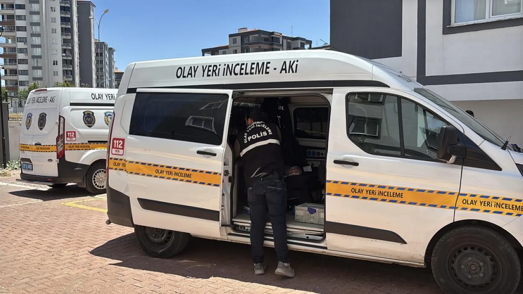 Kucağına aldığı çocuğuyla 8'inci kattan atladı: Anne öldü, çocuk ağır yaralandı
