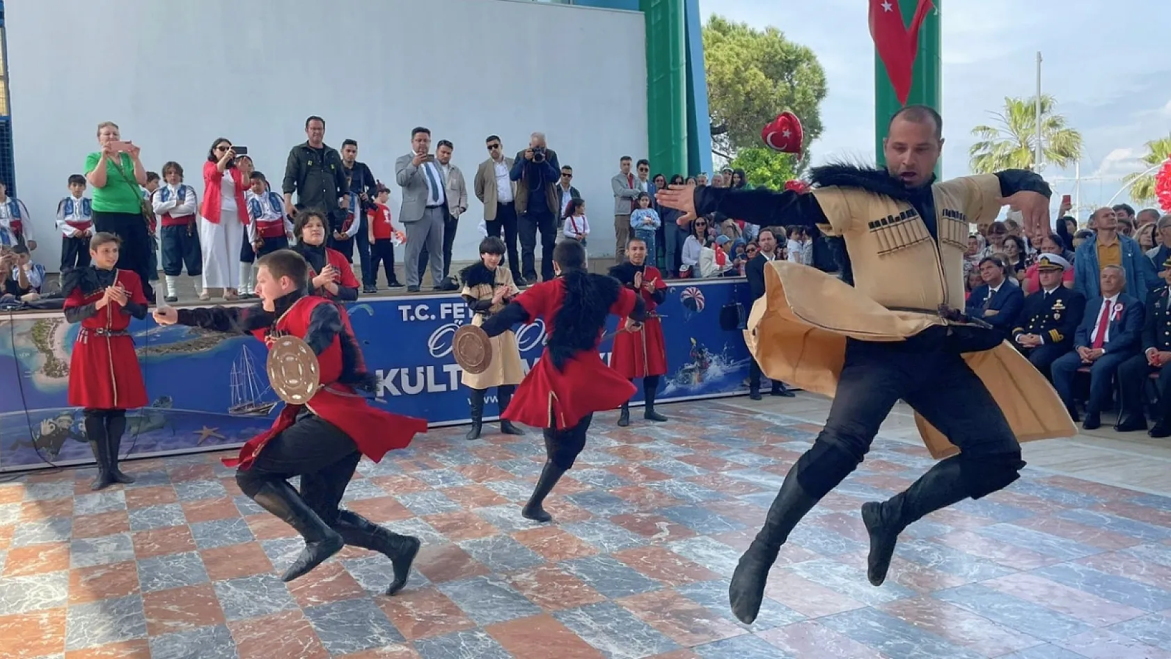 Kültürlerin dansı Fethiye'de buluştu: Renkli 23 Nisan kutlaması
