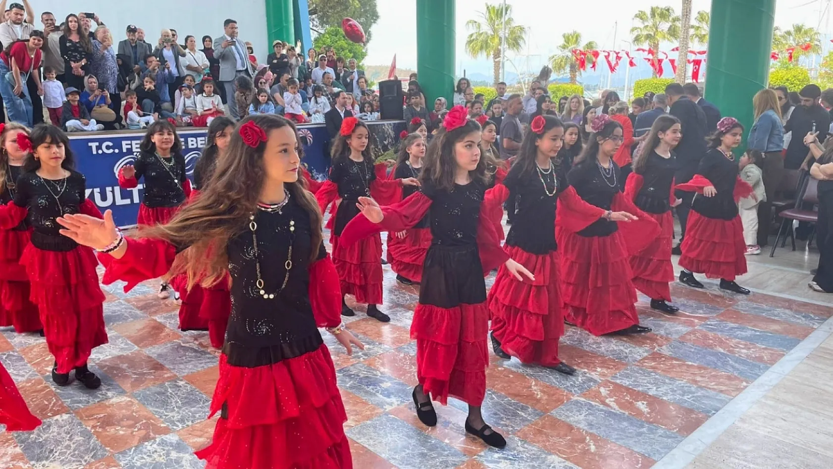 Kültürlerin dansı Fethiye'de buluştu: Renkli 23 Nisan kutlaması