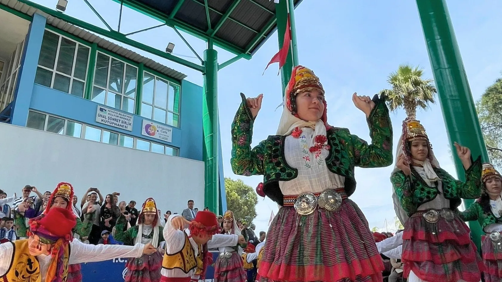 Kültürlerin dansı Fethiye'de buluştu: Renkli 23 Nisan kutlaması