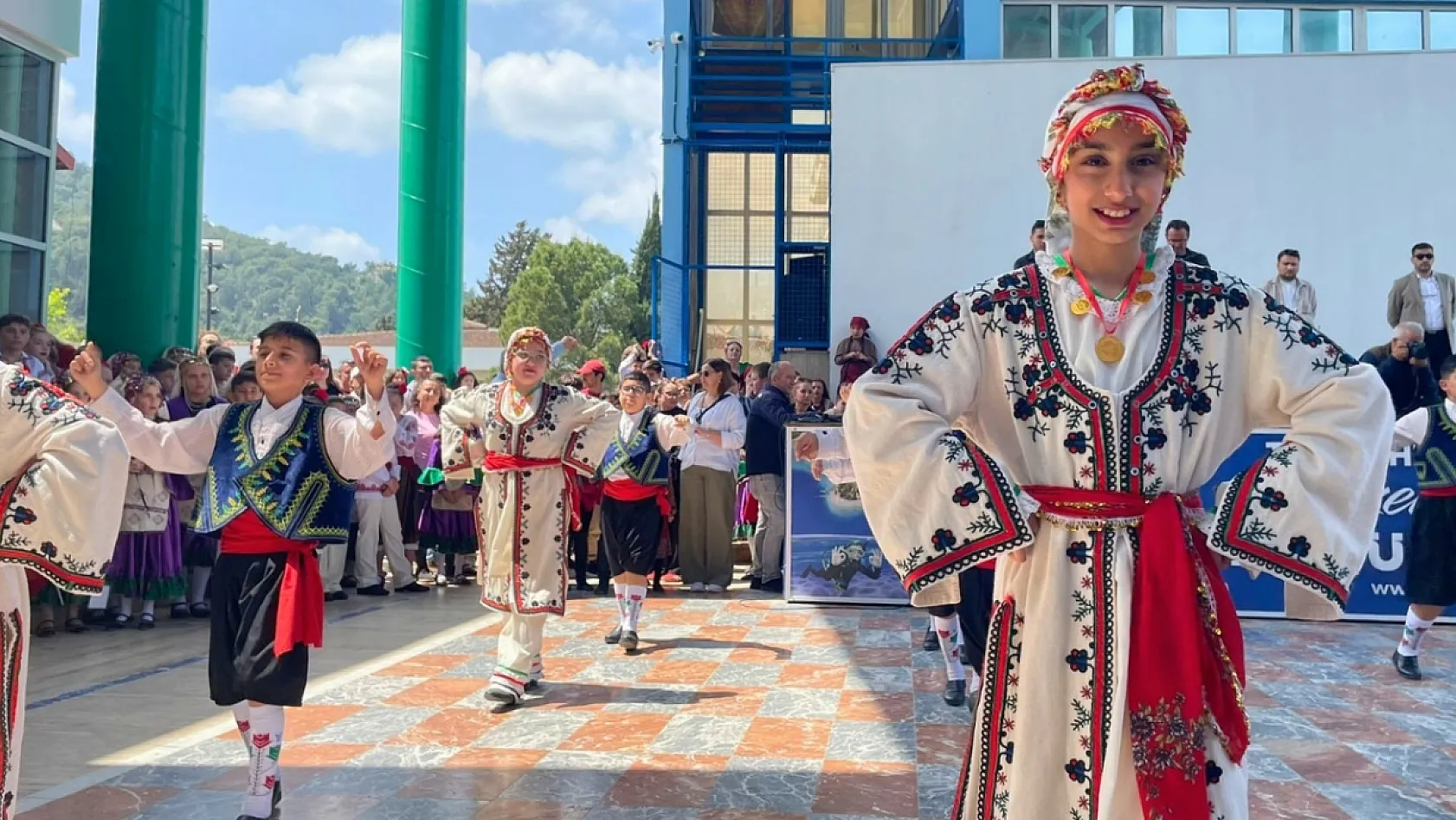 Kültürlerin dansı Fethiye'de buluştu: Renkli 23 Nisan kutlaması