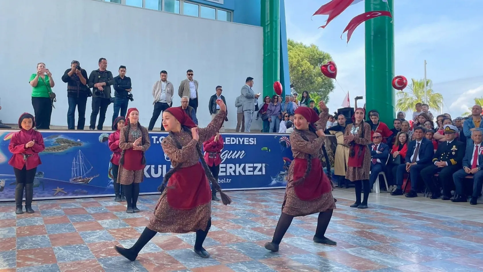 Kültürlerin dansı Fethiye'de buluştu: Renkli 23 Nisan kutlaması
