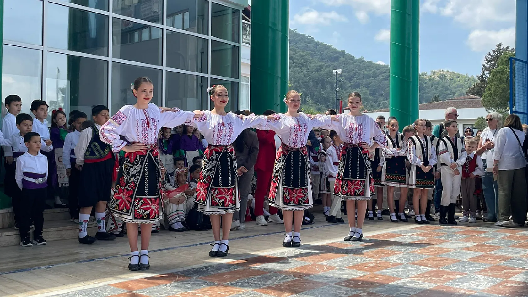 Kültürlerin dansı Fethiye'de buluştu: Renkli 23 Nisan kutlaması
