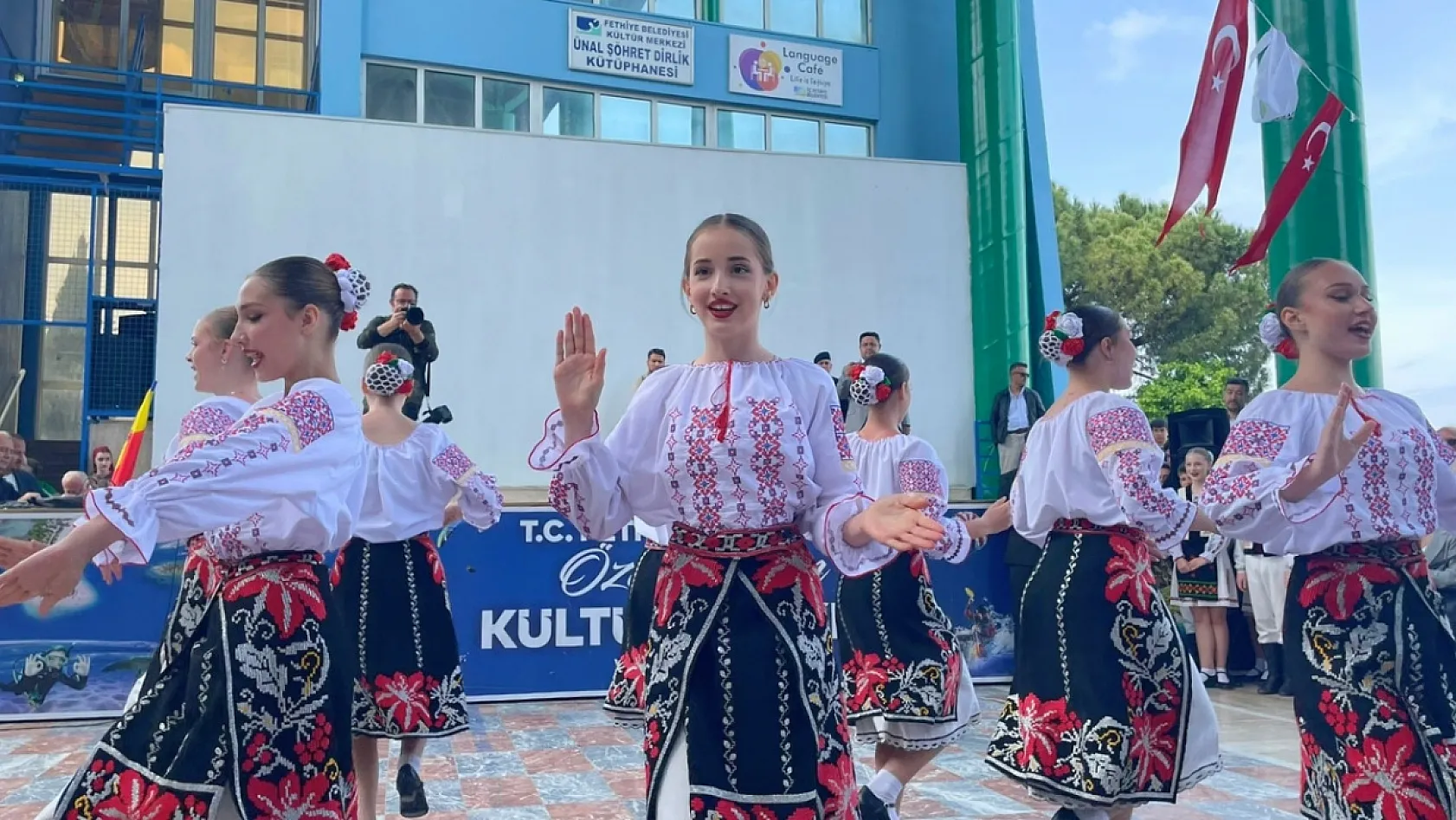Kültürlerin dansı Fethiye'de buluştu: Renkli 23 Nisan kutlaması