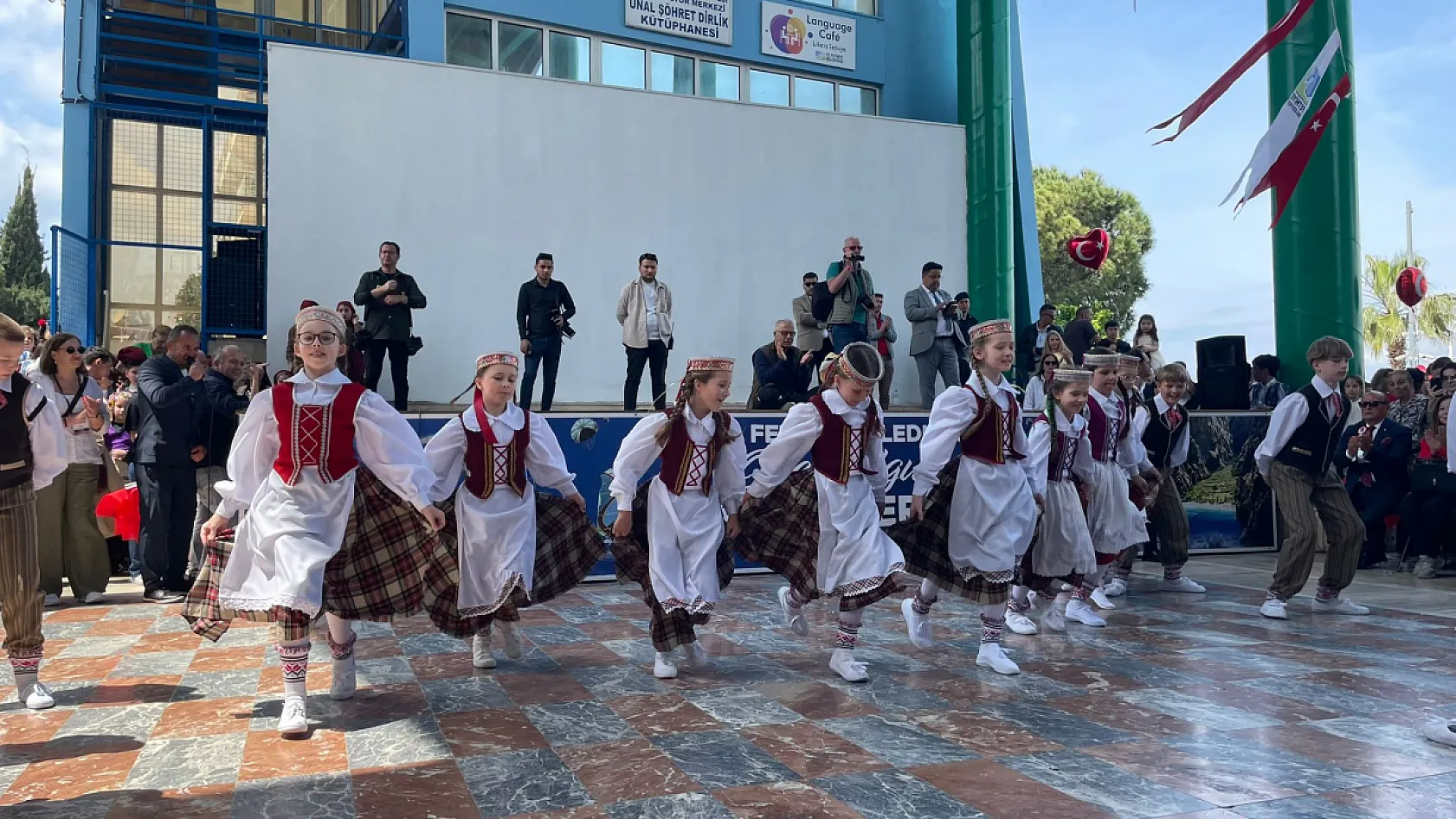 Kültürlerin dansı Fethiye'de buluştu: Renkli 23 Nisan kutlaması