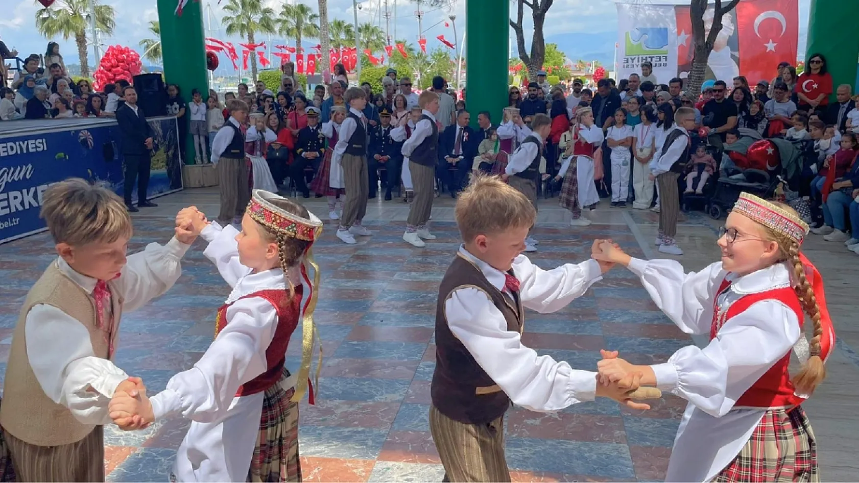 Kültürlerin dansı Fethiye'de buluştu: Renkli 23 Nisan kutlaması