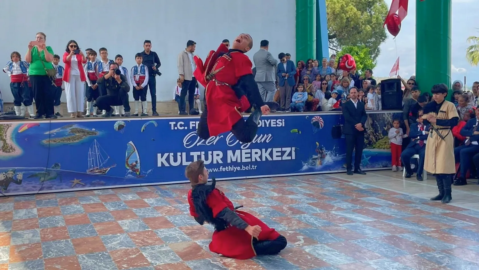 Kültürlerin dansı Fethiye'de buluştu: Renkli 23 Nisan kutlaması