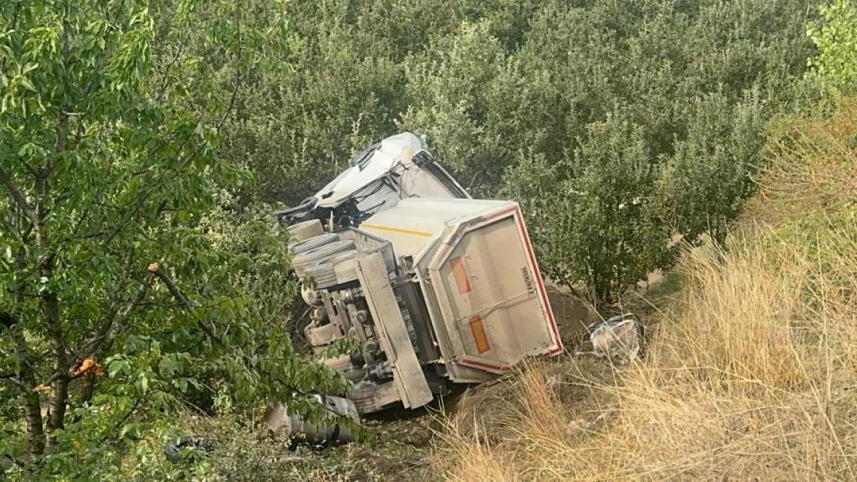 Kum Yüklü Tır Elma Bahçesine Devrildi: 43 Yaşındaki Sürücü Olay Yerinde Hayatını Kaybetti