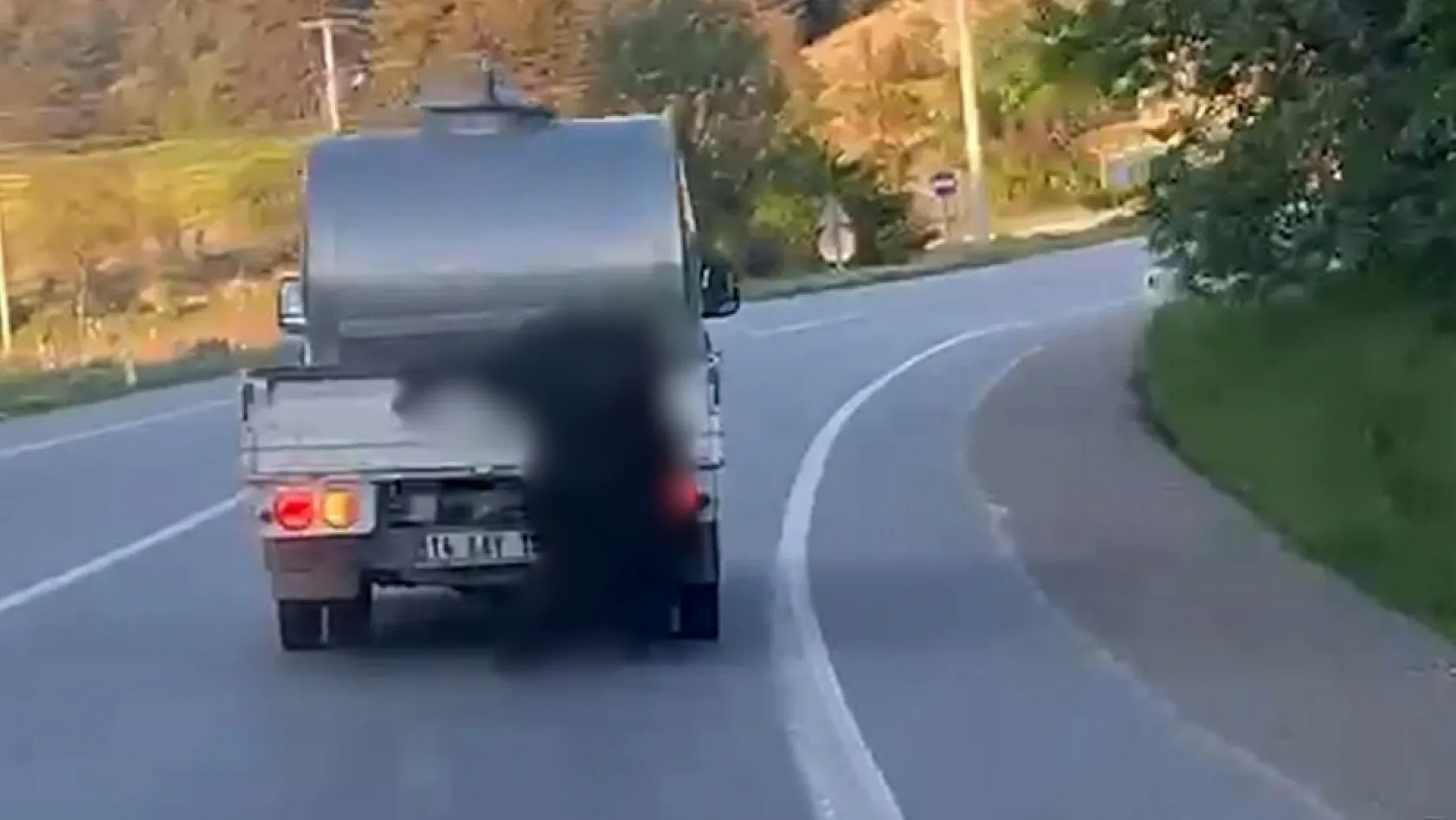 Kurbanlığı araçtan sarkıtıp kilometrelerce sürükledi