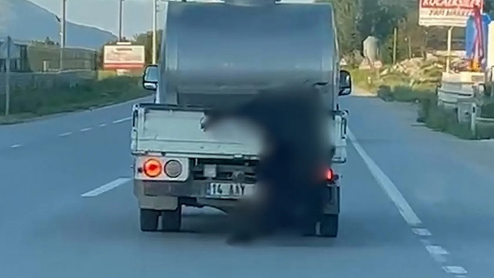 Kurbanlığı araçtan sarkıtıp kilometrelerce sürükledi