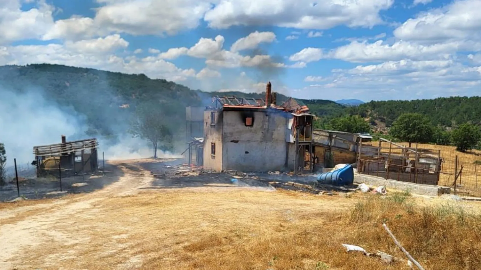 Kütahya'da ev yangını ormana sıçradı, 3 hektar alan zarar gördü