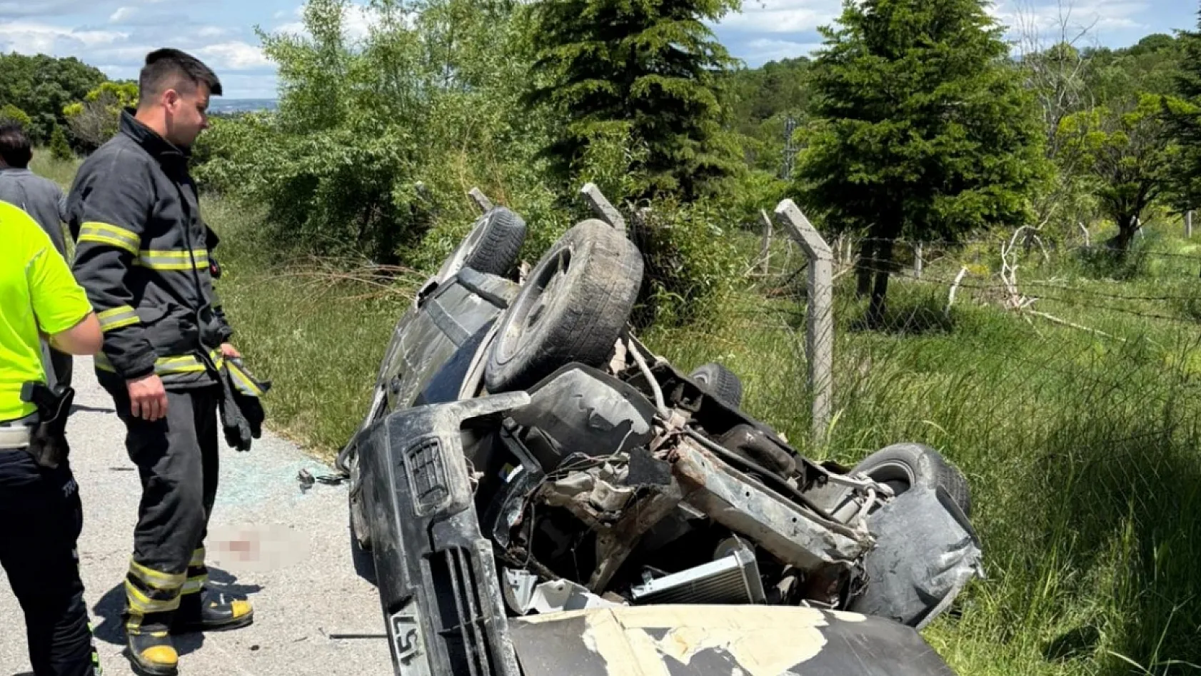Kütahya'da otomobilin istinat duvarına çarptığı kazada 4 kişi yaralandı