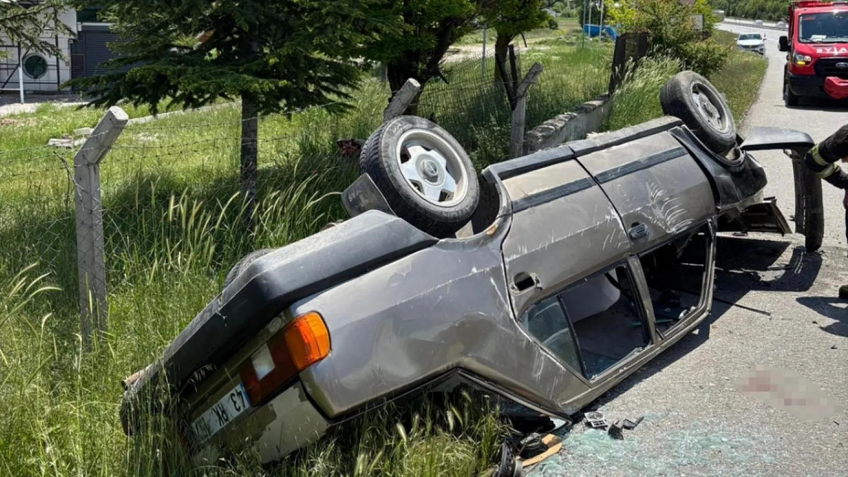 Kütahya'da otomobilin istinat duvarına çarptığı kazada 4 kişi yaralandı