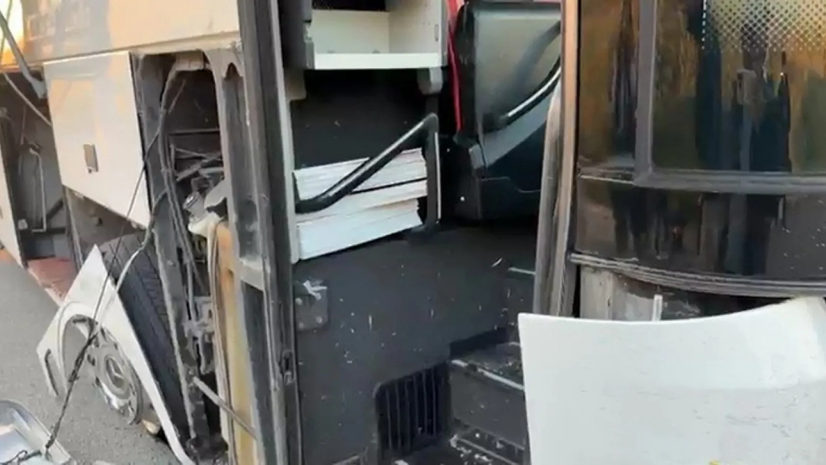 Lastiği patlayan yolcu otobüsünde can pazarı: Muavin kopan kapıdan aşağı uçtu