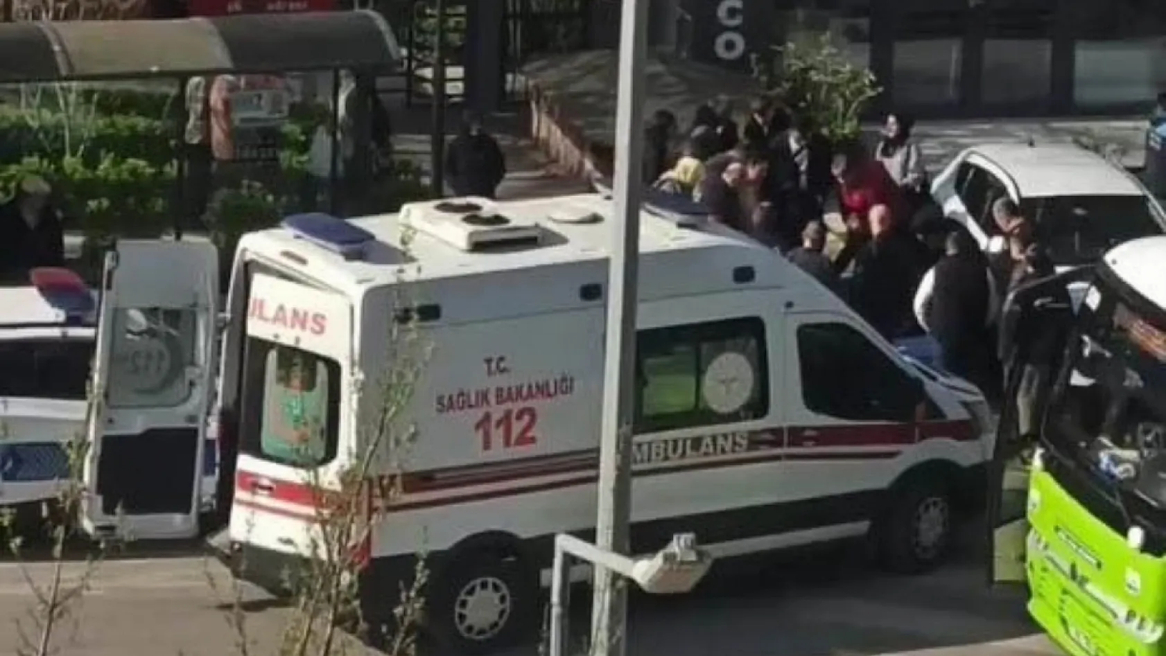 Lise öğrencileri arasında kan aktı: 1 kişi bıçaklandı