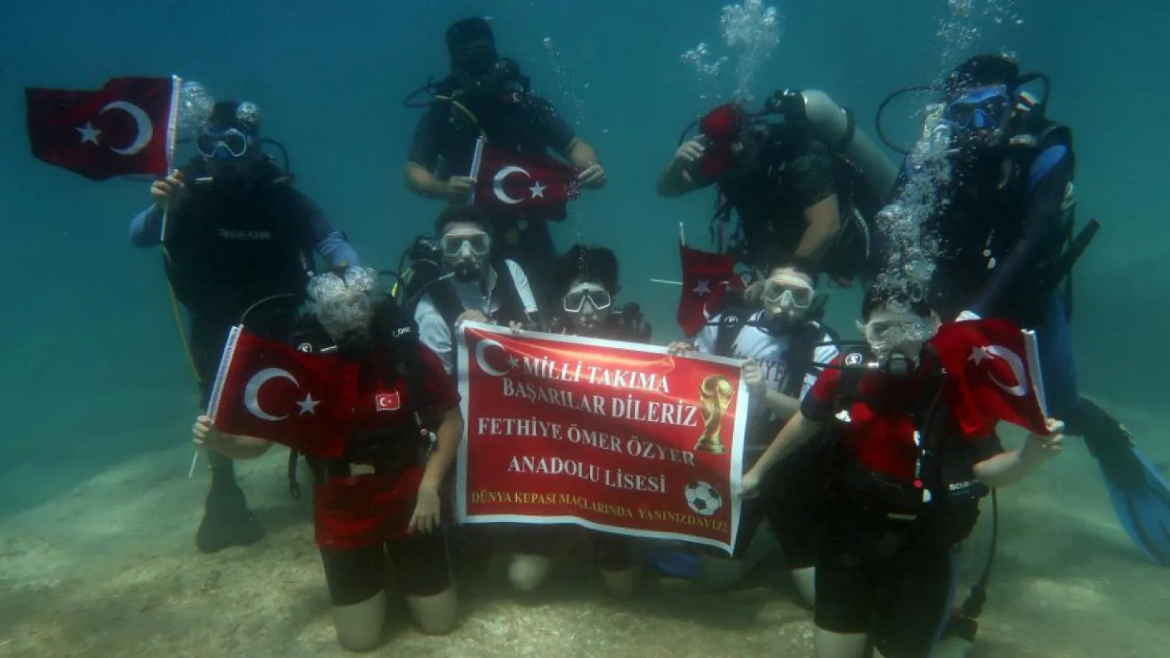 Fethiye'de Öğrencilerden Milli Takım'a Su Altında Destek