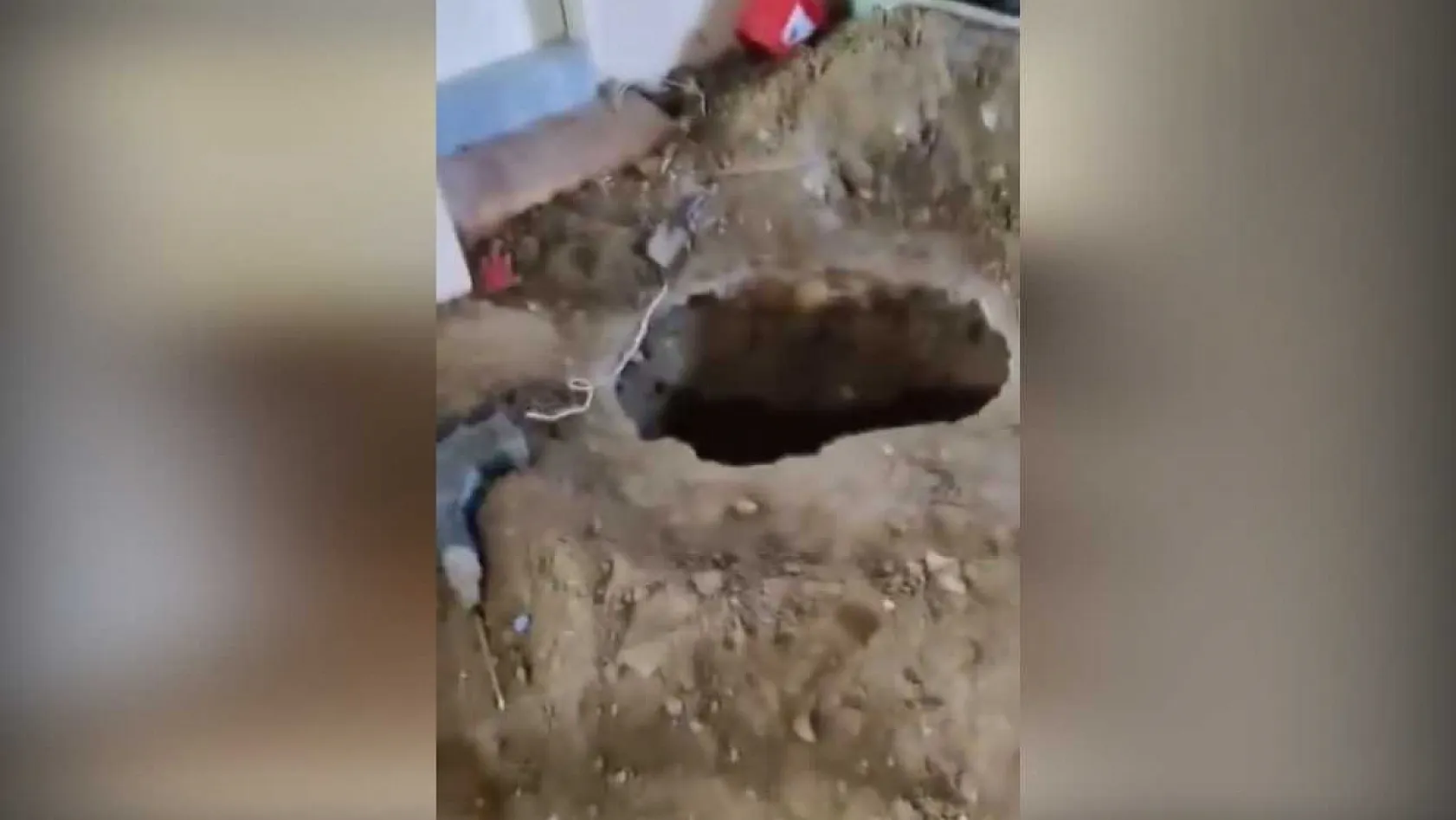 Eve girdiğinde gördüklerine inanamadı: Miras kavgası, define aramaya döndü